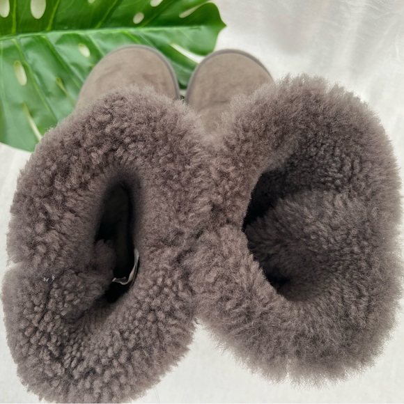 UGG gray Bailey Button sz 7 - Picture 6 of 16